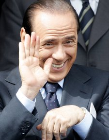 El secretario de la Conferencia Episcopal Italiana advierte a Berlusconi que su libertinaje no es un asunto privado