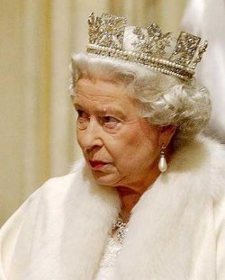 La Reina Isabel II, cabeza de la Iglesia Anglicana, apoya a quienes se oponen a la ordenación de sacerdotes gays