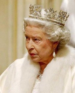 La Reina Isabel II, cabeza de la Iglesia Anglicana, apoya a quienes se oponen a la ordenacin de sacerdotes gays