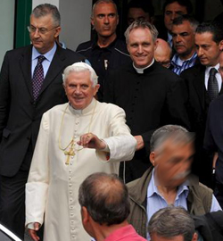 Operan a Benedicto XVI por una fractura en su mueca derecha