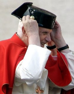 Benedicto XVI muestra su pesar a los familiares de los guardias civiles asesinados por Eta