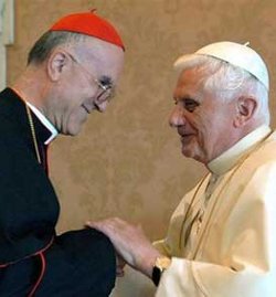 El Papa muestra su cercanía personal, gratitud y apoyo al cardenal Bertone