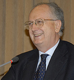 Pregunta de Giuseppe Dalla Torre a Pedro Almodvar: Refleja cierto cine la sociedad o pretende incidir en ella para modificar sus valores?