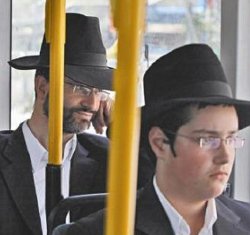 Ultraortodoxos judos obligan en Israel a las mujeres a ir detrs en los autobuses kosher