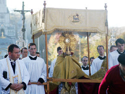 Los Caballeros de Coln llevan a cabo una procesin eucarstica en reparacin a una profanacin de la Eucarista en Durango