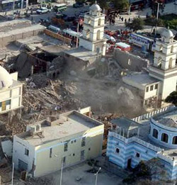 El Arzobispo de Lima, Juan Luis Cipriani, pidi fe y colaboracin para la reconstruccin de casas, escuelas, hospitales e iglesias