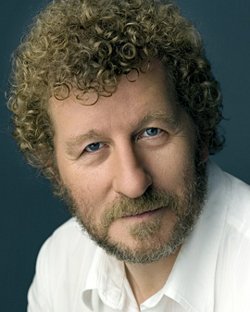 El novelista Sebastian Faulks muestra su desprecio por el Corn e insulta a Mahoma