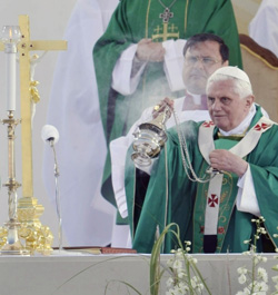 El hombre es salvado por Jesucristo de las opresiones materiales y de los males que afligen el espritu