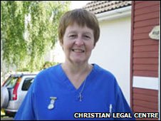 Retiran a una enfermera británica de la atención a los enfermos por llevar colgado del cuello un crucifijo