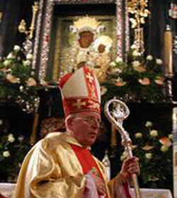 El Arzobispo de Czestochowa don copia del Icono de la Virgen Negra a monjes de la Iglesia ortodoxa rusa