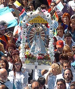 Cientos de miles de jvenes argentinos peregrinan hacia Lujn