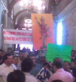 Interrumpen una misa al manifestarse en la catedral de la archidiócesis de Antequera Oaxaca