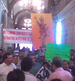 Interrumpen una misa al manifestarse en la catedral de la archidicesis de Antequera Oaxaca