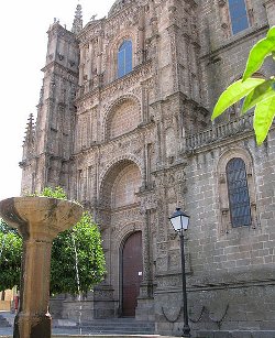 Primera eucarista en la Catedral de Plasencia tras su restauracin