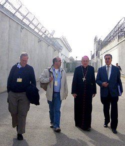 Monseñor Osoro, tiza en mano, da una catequesis sobre parabolas evangélicas a los presos de Picassent