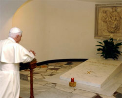 El Papa reza ante las tumbas de sus predecesores