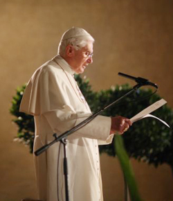 Benedicto XVI: «Las creaciones artísticas bellas liberan e iluminan la realidad humana, conduciéndola hacia Dios»