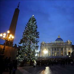 El Papa enciende el abeto de Navidad en la Plaza de San Pedro