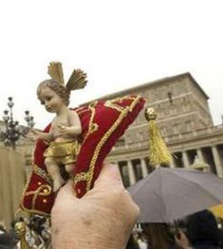 El Papa bendice las imgenes del Nio Jess llevadas por miles de nios 
