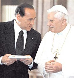 El Papa condena la «deplorable agresión» sufrida por Silvio Berlusconi