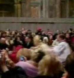 Caída sin consecuencias del Papa cuando se dirigía al altar para celebrar la Misa del Gallo
