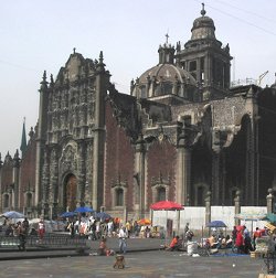 Incidentes violentos en una manifestacin del lobby gay ante la Catedral de Mxico 