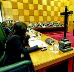 El alcalde de Zaragoza asegura que la retirada de smbolos religiosos no va a afectar al crucifijo de su saln de plenos