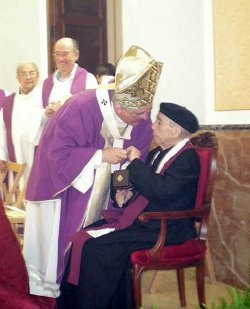 Un sacerdote valenciano cumple cien aos de edad concelebrando una misa con Monseor Osoro
