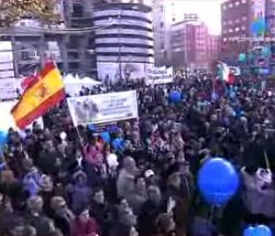 Familias catlicas de Espaa y de toda Europa llenan la Plaza de Lima y los alrededores
