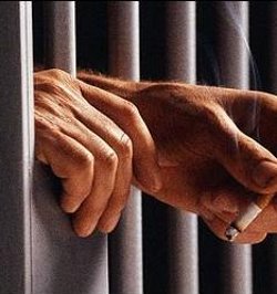 Condenados a tres meses de cárcel en Dubai por «coacción para cometer pecado»