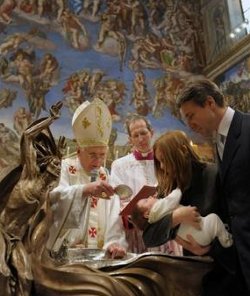 Benedicto XVI bautiza a siete nios y siete nias en la Capilla Sixtina