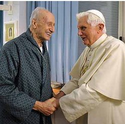 El Papa visita por sorpresa al Cardenal Etchegaray en el hospital