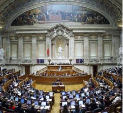 El Parlamento de Portugal aprueba el matrimonio entre homosexuales