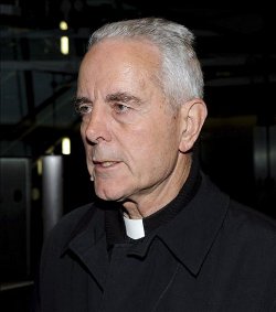 Piden al Papa que vuelva a excomulgar a Mons. Williamson por haber contratado a un abogado neonazi