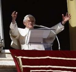 Benedicto XVI: El mundo se mejora cambiando nosotros con la gracia de Dios