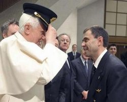 Benedicto XVI: «El avión se ha convertido en un insustituible instrumento de evangelización»