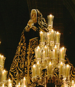 Comienza la Semana Santa en Pamplona con el traslado de La Dolorosa desde San Lorenzo a la Catedral
