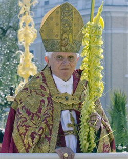 Benedicto XVI invita a seguir a Jesús unidos a la Iglesia y participando de su Cruz
