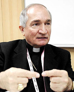 Mons. Tomasi: «Cada año más de 100.000 cristianos son asesinados violentamente por alguna causa relacionada con su fe»