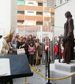 Monseor Martnez bendice la estatua del Santo Cura de Ars en el barrio del Zaidn de Granada