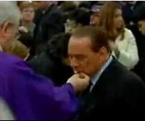 Berlusconi desafa a la Iglesia y comulga en pblico