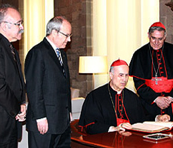 Sigue adelante la visita de Estado del cardenal Tarcisio Bertone 