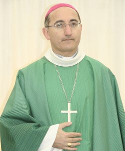 Un tribunal francs ordena a Facebook retirar una foto y comentarios ultrajantes contra un obispo