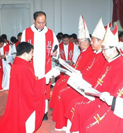 Asistencia masiva de fieles a la ordenacin de un obispo en China