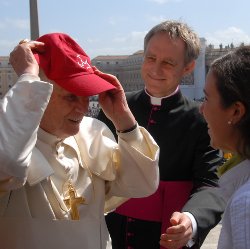 El Papa se pone la gorra de la JMJ de Madrid 2011