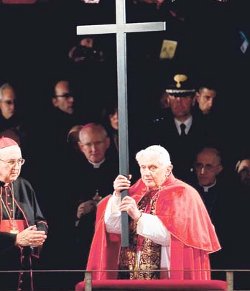 Benedicto XVI: La Cruz es el smbolo del amor sin lmites de Dios