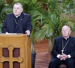 El nuevo arzobispo de Miami se presenta ante sus fieles prometiendo trabajar como el que ms