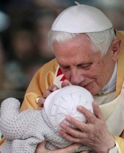 El Papa pide que la Iglesia salvaguarde los valores esenciales de la familia y la vida