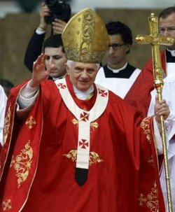Benedicto XVI: «Sin Dios el hombre no sabe adónde ir y ni siquiera logra comprender quién es»