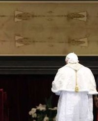Benedicto XVI ante la Sábana Santa: «Nuestra época se ha convertido en un Sábado Santo»